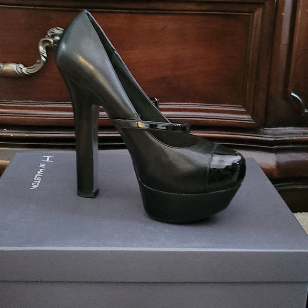 Halston size8  (like new worn twice no scratches)